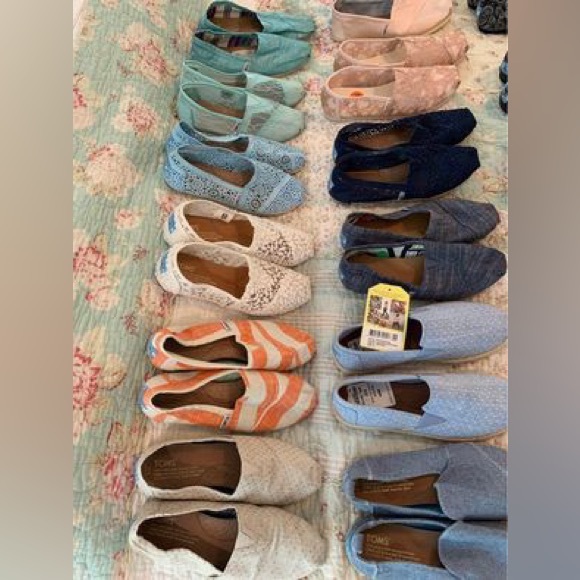 Tom’s women’s size 5 and one pair of 51/2 all are  like new or some are new - Picture 5 of 8